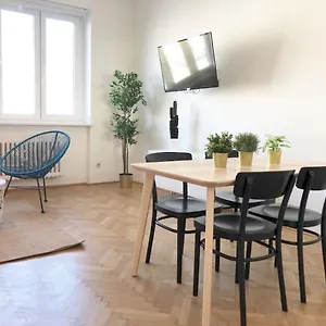 https://bright-lovely-and-quiet-apartment-at-the-heart-of.vienna-besthotels.com